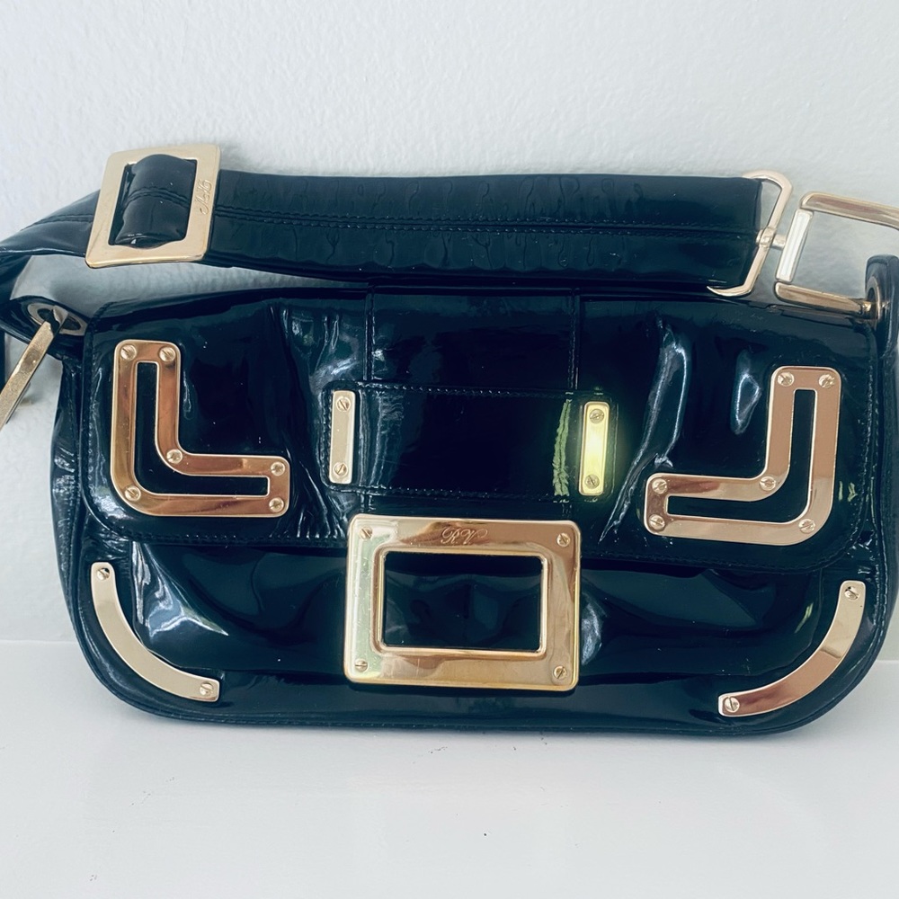 Roger Vivier luxury handbag. Black patent leather. Authentication guaranteed.